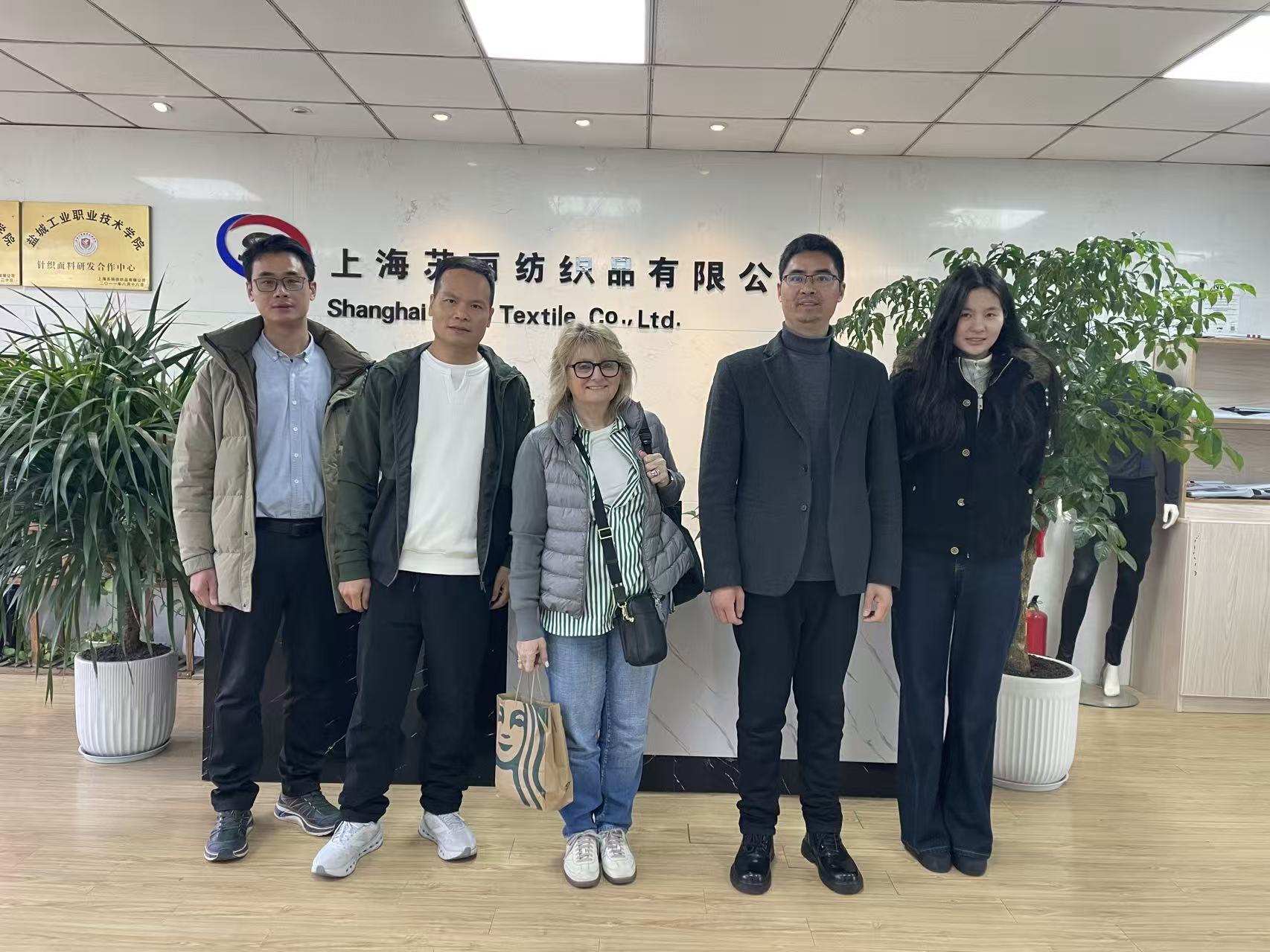 美国客户莅临参观上海贤雯服饰科技国际合作再添新篇